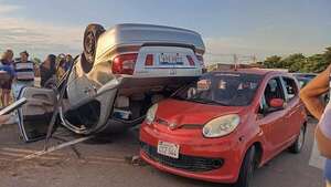 Auto vuelca en accidente de tránsito: conductor dio positivo al alcotest y tiene antecedentes por homicidio doloso - Policiales - ABC Color
