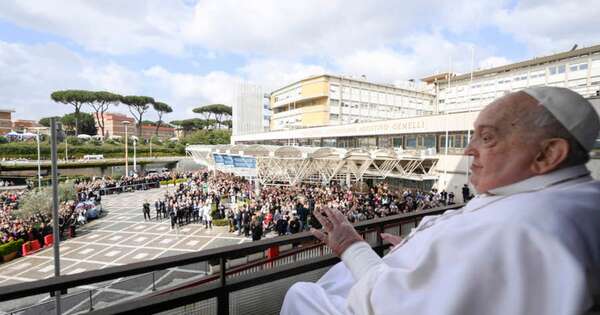 La Nación / “¡Gracias a todos!”, el papa vuelve al Vaticano tras su larga internación