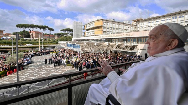 El Papa regresa tras hospitalización y se abre nueva era del pontificado