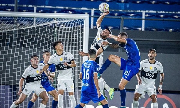 Expulsan del Decano al "Demonio" Bareiro tras la alevosa mano que costó la derrota ante Nacional - OviedoPress