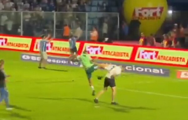 Versus / Versión del jugador paraguayo que agredió a hincha en Brasil: "Perdí el control"
