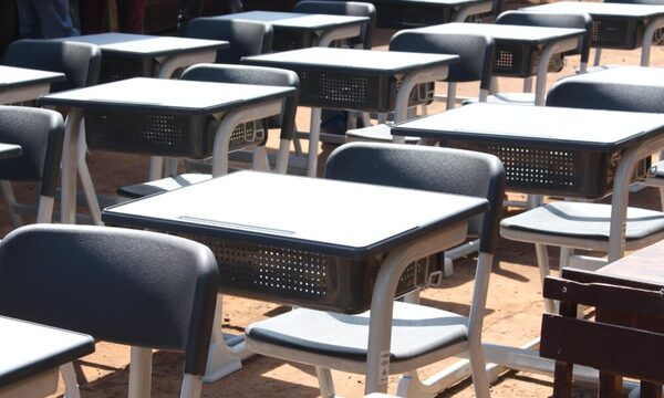 Gobierno distribuye muebles chinos en medio de denuncias de negociado