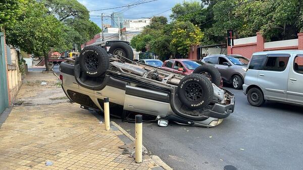 Choque y vuelco en el centro de Asunción  - Policiales - ABC Color
