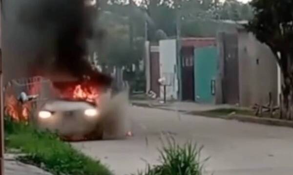 Se puso “neeervia” ¿tras discutir con su pareja? Se llevan detenida a una mujer por ¡incendiar un taxi!