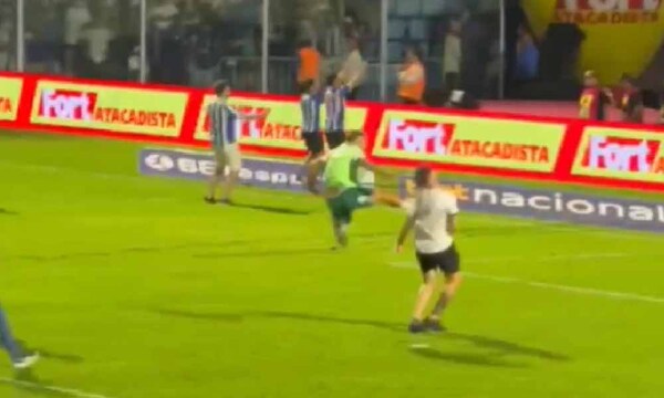 La violenta agresión de un jugador paraguayo a un hincha – Prensa 5
