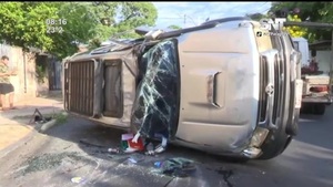 Camioneta volcó tras choque en pleno microcentro de Asunción - SNT