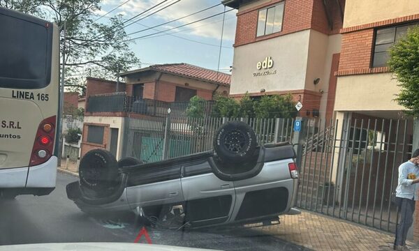 Camioneta volcó tras impactar con otro vehículo en el centro de Asunción