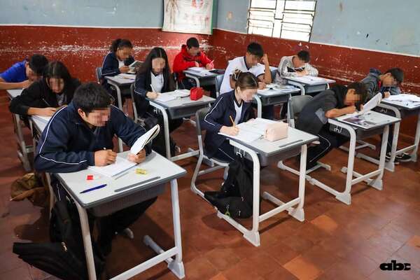 MEC ya reparte los “pupitres de oro” a escuelas de tres departamentos - Nacionales - ABC Color