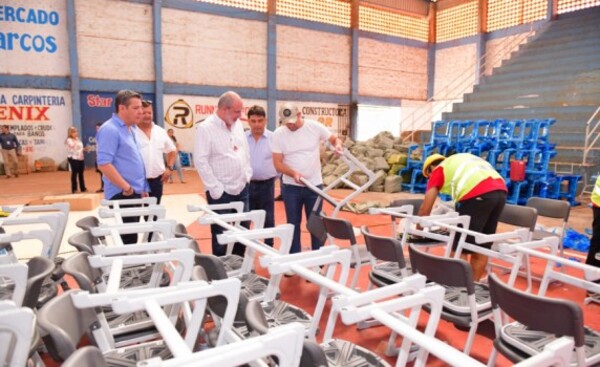Entregan pupitres adquiridos por la Itaipu