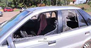 La Nación / Buscan a motociclista que destrozó el auto de una familia en Clínicas