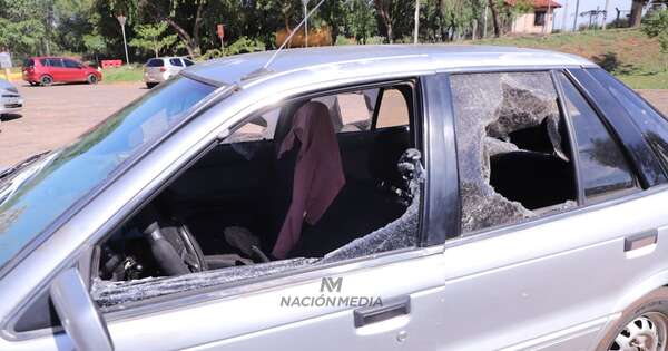 La Nación / Buscan a motociclista que destrozó el auto de una familia en Clínicas