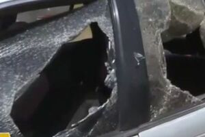 Motociclista furioso destroza auto en el Hospital de Clínicas - SNT
