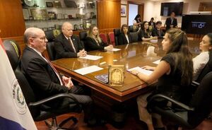 Fortalecimiento del conocimiento jurídico: La CSJ recibió revistas jurídicas de la UC para la Biblioteca del Poder Judicial