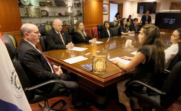 Fortalecimiento del conocimiento jurídico: La CSJ recibió revistas jurídicas de la UC para la Biblioteca del Poder Judicial