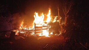 Golpeó a su ex e incendió la casa