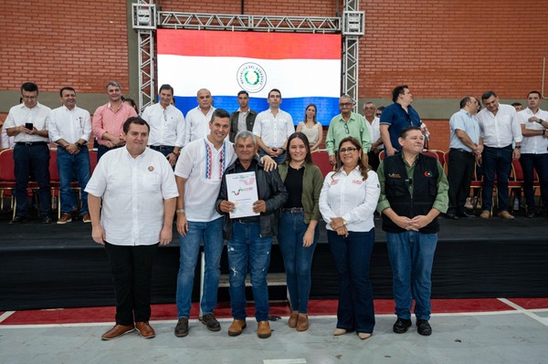 Coronel Oviedo: Histórica entrega de títulos de propiedad a 750 familias - ADN Digital