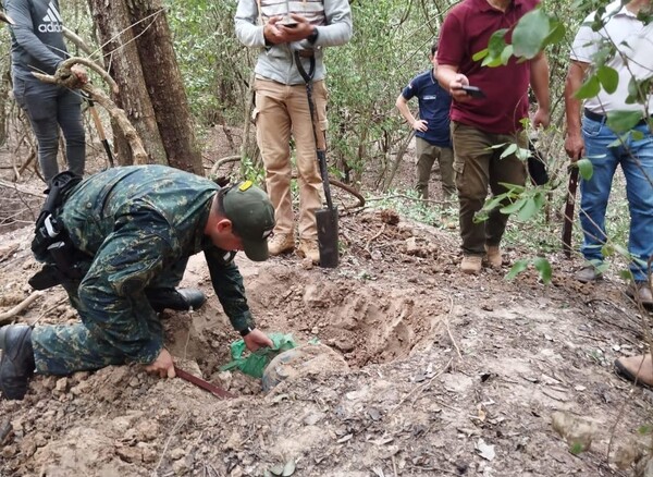 Hallan caletas con armas, explosivos y materiales pertenecientes al grupo criminal Ejército Mcal. López - .::Agencia IP::.