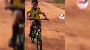 La historia del niño que llega en bici a la cancha para jugar