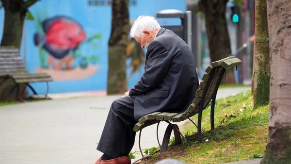 Ancianos que sufren soledad en Italia doblan media europea, factor de riesgo de suicidio