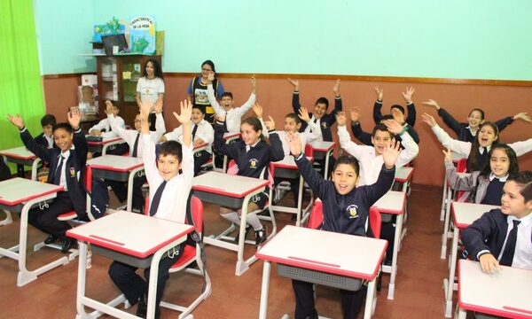Gobierno inició entrega de mobiliarios escolares adquiridos en 22 distritos priorizados