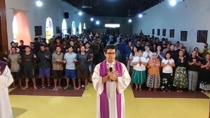Padre Freddy Romero y reclusos oran por la salud del papa Francisco