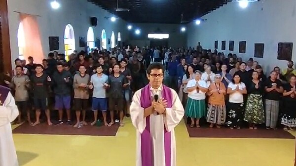 Padre Freddy Romero y reclusos oran por la salud del papa Francisco