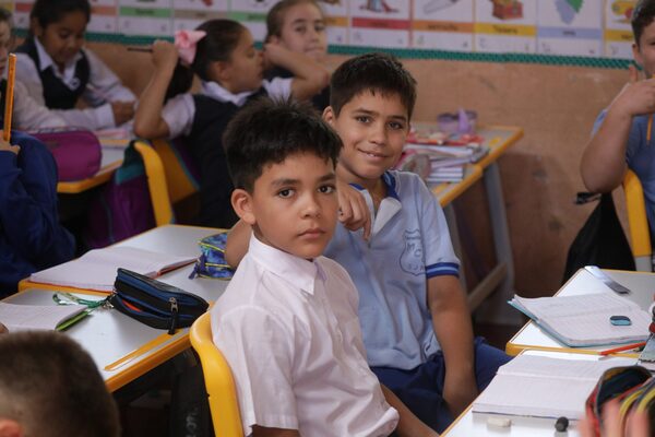 Autoridades de Itaipú verificaron distribución de nuevos mobiliarios escolares