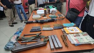 Búsqueda de Urbieta: Presentan armas, municiones y otros objetos hallados en caleta.