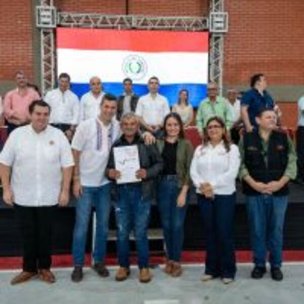 Entrega histórica: Gobierno del Paraguay entregó 450 títulos de propiedad :: Presidencia de la República del Paraguay