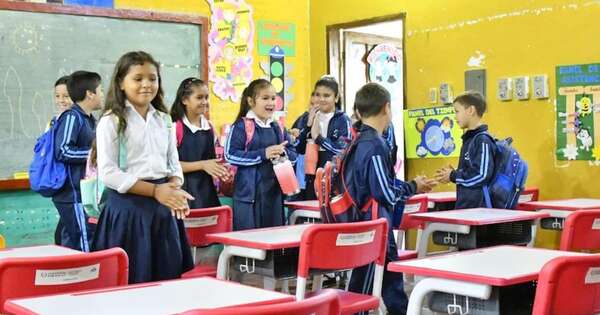 La Nación / Los 330.000 pupitres se empezaron a distribuir en 22 distritos priorizados