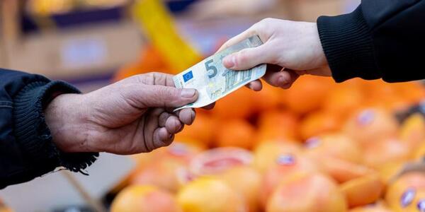 La inflación de la eurozona en febrero retrocedió a 2,4% anual