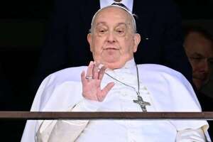 El médico que trató al papa: "Tuvimos que elegir entre dejarlo ir o probar con todo" - Mundo - ABC Color