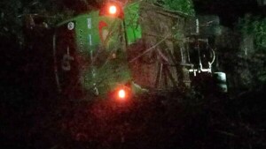 Autobús vuelca tras chocar a una moto y al menos hay dos personas fallecidas en Edelira