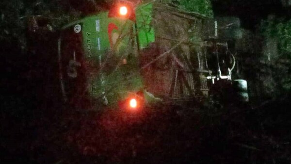 Autobús vuelca tras chocar a una moto y al menos hay dos personas fallecidas en Edelira