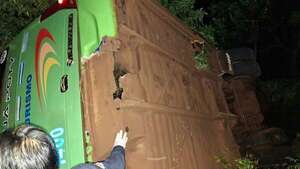 Dos muertos tras grave choque entre un bus y una moto en Capitán Meza - Policiales - ABC Color