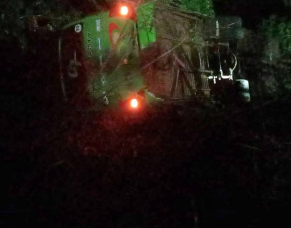 Reportan dos personas fallecidas tras choque de un bus contra una moto - 1000 Noticias