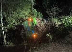 Choque y vuelco de autobús deja dos fallecidos confirmados en Itapúa - Policiales - ABC Color