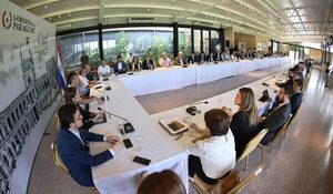 Ejecutivo apela al trabajo conjunto para enfrentar desafíos del sistema de salud - .::Agencia IP::.