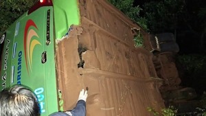 Dos fallecidos y varios heridos tras vuelco de minibús en Itapúa