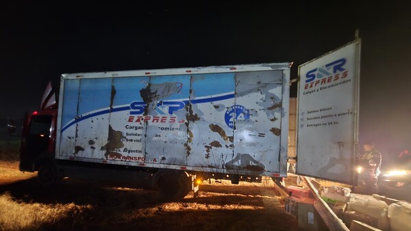 Piratas del asfalto interceptan a camión transportador y se llevan celulares de alta gama