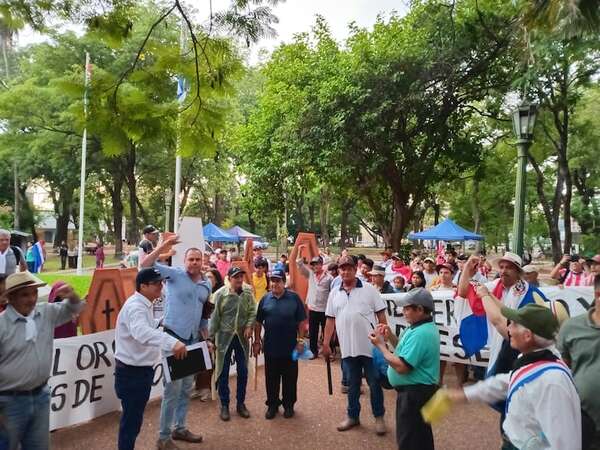 Plaza Uruguaya: organizaciones sociales y campesinas se concentran en el microcentro - Nacionales - ABC Color