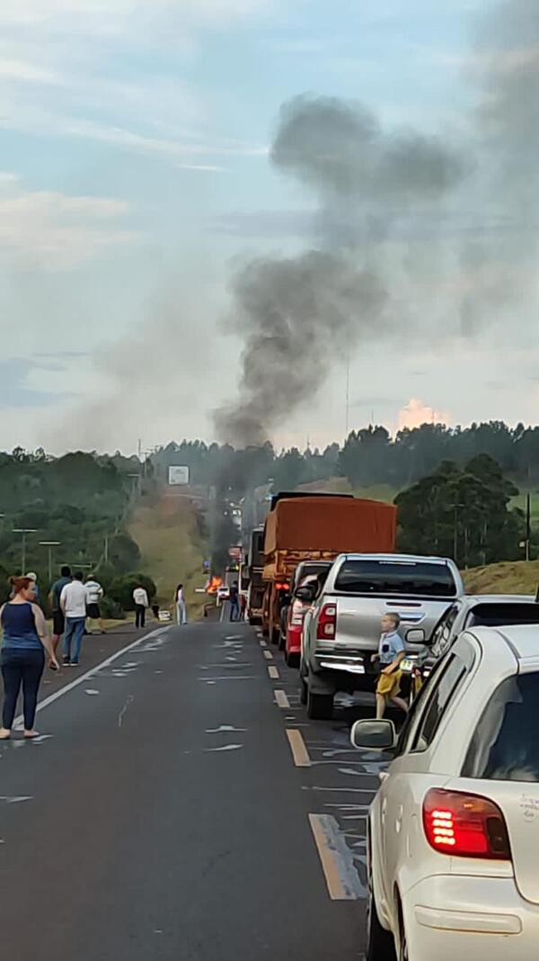 Incendio consume por completo automóvil en la Ruta PY06