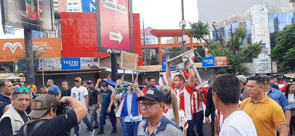 Ciudad del Este: Manifestantes van llegando a la zona céntrica para repudiar la corrupción - ABC en el Este - ABC Color