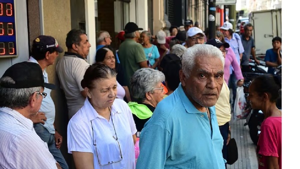 Marcha de organizaciones sociales: adultos mayores reclaman mejoras en pensiones y derechos - OviedoPress