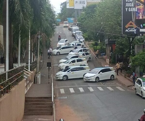 Taxistas interrumpen tránsito hacia el Puente de la Amistad
