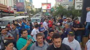 Taxistas inician bloqueo de avenidas clave en microcentro de Ciudad del Este - ADN Digital