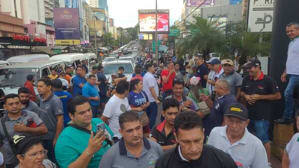Taxistas inician bloqueo de avenidas clave en microcentro de Ciudad del Este - ADN Digital