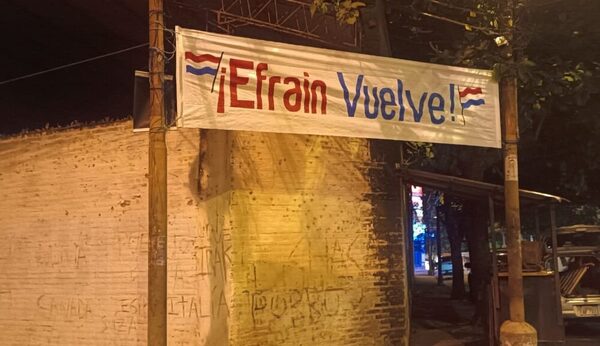 Efraín se “coló” en movilizaciones: Llenó el centro de pasacalles