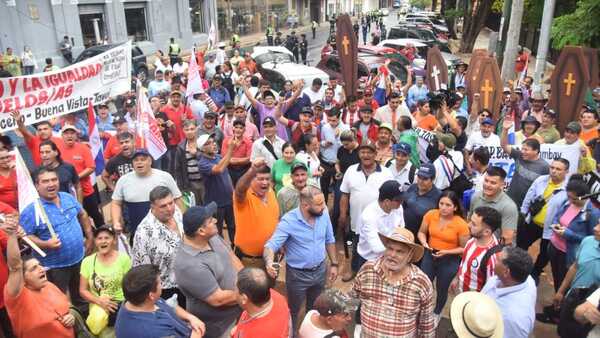 Organizaciones marchan por el centro de Asunción para denunciar "abandono" del Gobierno