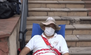 Paciente con cáncer se encadena frente al Ministerio de Salud exigiendo la renuncia de María Teresa Barán